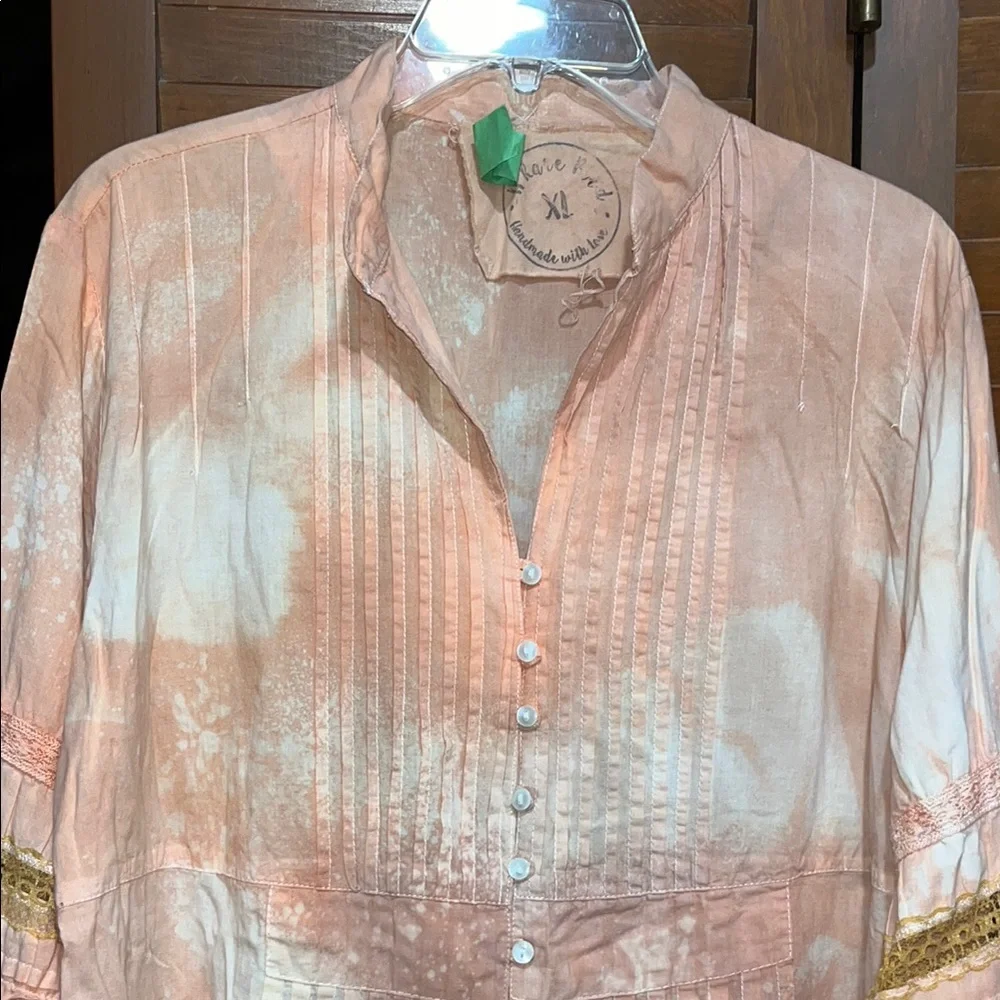 A Rare Bird Women's Boutique Peach and White Button-Up Top - Picture 3 of 11